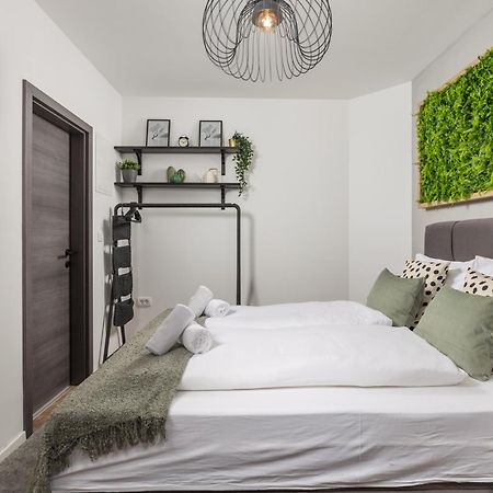 Apartments & Rooms One World ริเยกา ภายนอก รูปภาพ