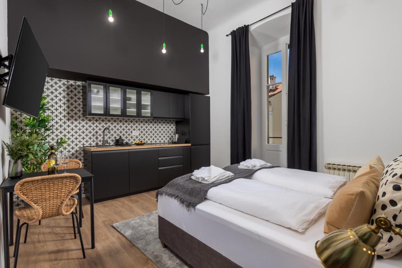Apartments & Rooms One World ริเยกา ภายนอก รูปภาพ